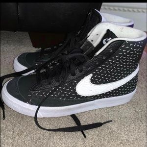 barely worn nike blazers. size 6